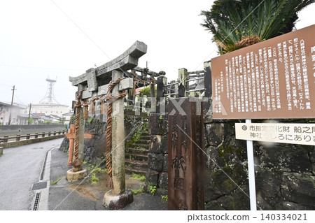 Yasaka Shrine stands at the foot of Gion Bridge. Yasaka Shrine stands at the foot of Gion Bridge. 140334021