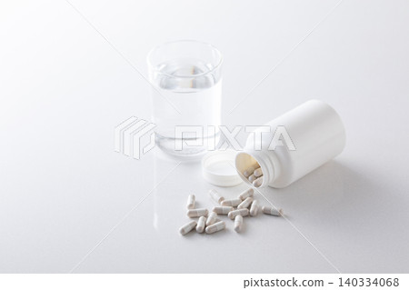 一杯水和一些營養補充劑 一杯水和一些營養補充劑 140334068