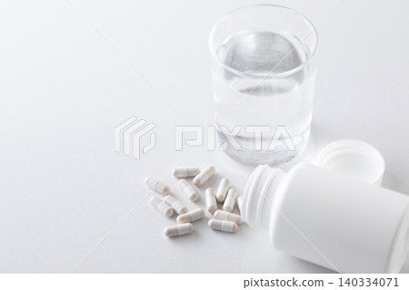 一杯水和一些營養補充劑 一杯水和一些營養補充劑 140334071