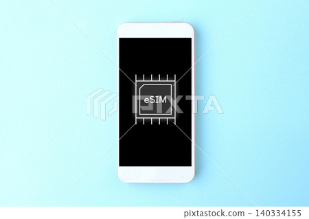 一張配備 eSIM 的智慧型手機圖片。 一張配備 eSIM 的智慧型手機圖片。 140334155