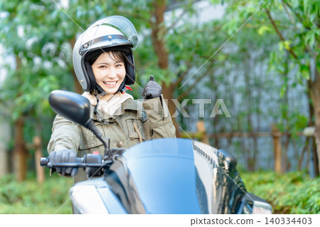 騎滑板車的婦女 騎滑板車的婦女 140334403