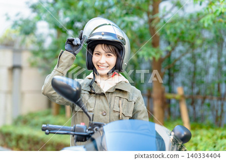 騎滑板車的婦女 140334404