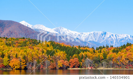 青木湖和白馬山脈的秋葉 青木湖和白馬山脈的秋葉 140334901