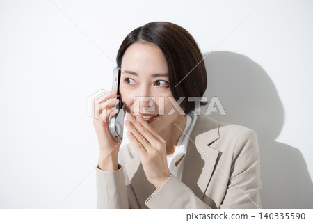 特寫鏡頭:身著職業套裝的女商人們正偷偷地用智慧型手機聊天,分享評論和口碑訊息。 特寫鏡頭:身著職業套裝的女商人們正偷偷地用智慧型手機聊天,分享評論和口碑訊息。 140335590