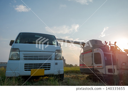 聯合收割機 結合 輕型卡車 140335655