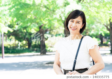 中年女性通勤上班 140335775
