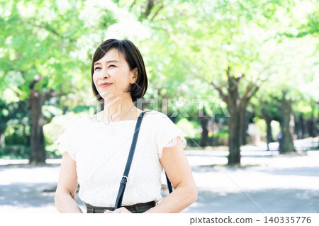 中年女性通勤上班 140335776