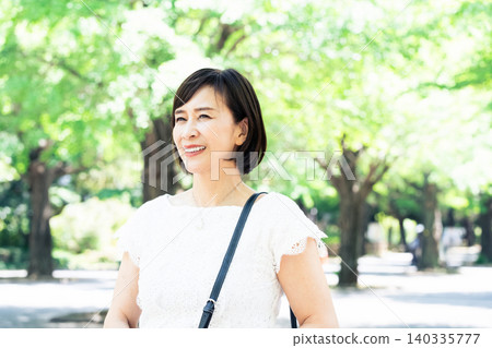 中年女性通勤上班 中年女性通勤上班 140335777