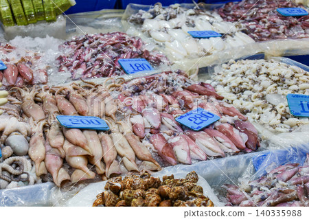 泰國市場上出售的魷魚 泰國市場上出售的魷魚 140335988