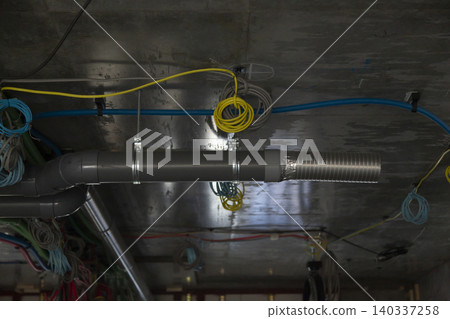 Installation of drainage pipes and ducts running along concrete ceilings at construction sites, as well as air conditioning and electrical wiring. 140337258