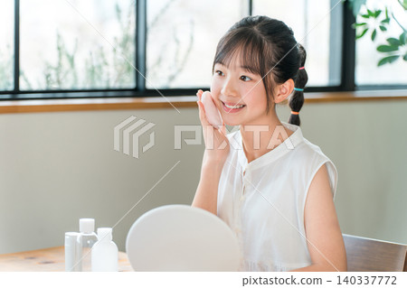 兒童、女孩、小學生、國中生對著鏡子化妝 140337772