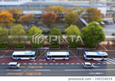 車站環島前的公車站和線路公車的微縮場景。 車站環島前的公車站和線路公車的微縮場景。 140338014