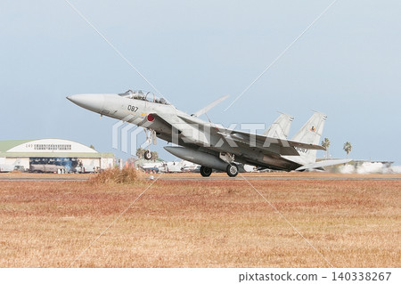 一架日本航空自衛隊的F-15DJ“鷹”式戰鬥機正在降落。 140338267