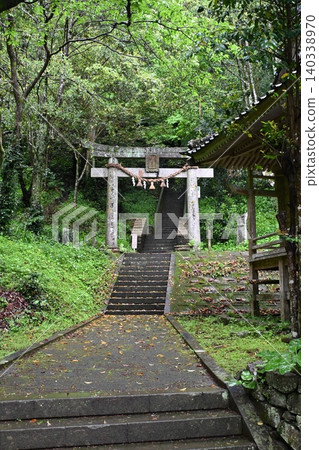 Sakitsu Suwa Shrine, located in the Sakitsu settlement, a World Heritage Site. 140338970
