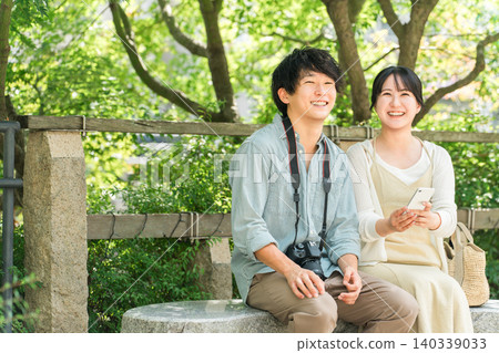 Young couples taking city walks and sightseeing tours on domestic trips Young couples taking city walks and sightseeing tours on domestic trips 140339033