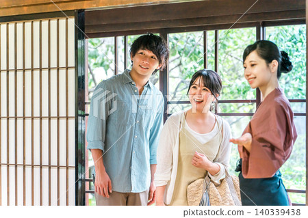 在老字號溫泉旅館、高級旅館、住宿設施中為遊客提供服務的中井女士和女房東。 在老字號溫泉旅館、高級旅館、住宿設施中為遊客提供服務的中井女士和女房東。 140339438