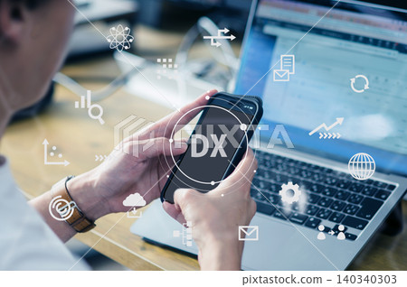 透過數位轉型(DX)實現辦公室營運數位轉型的概念圖:商業場景,數位網路影像 透過數位轉型(DX)實現辦公室營運數位轉型的概念圖:商業場景,數位網路影像 140340303