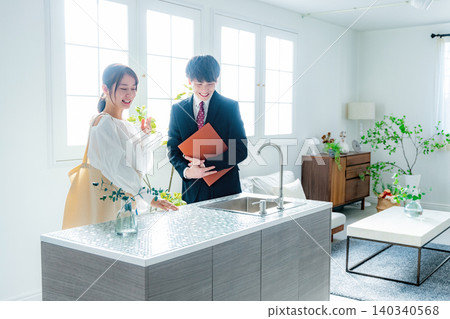 一個商人帶一位獨居女士看房子的場景。 140340568