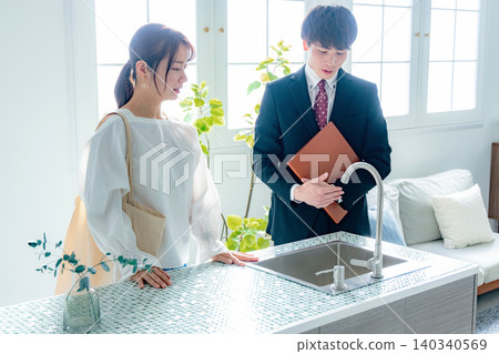 一個商人帶一位獨居女士看房子的場景。 140340569