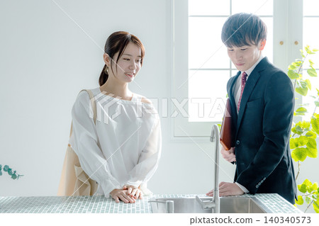 一個商人帶一位獨居女士看房子的場景。 140340573