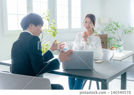 諮詢一名年輕女子的商人 140340578