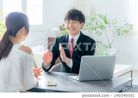 諮詢一名年輕女子的商人 140340581