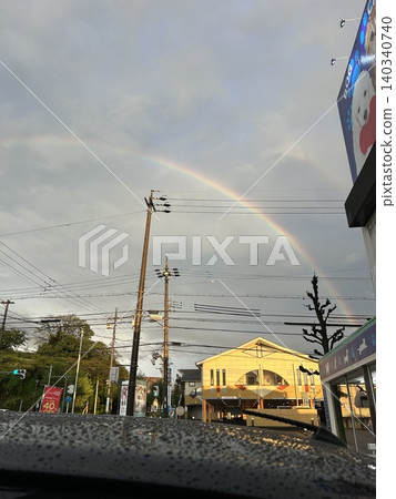 雨季雨後,從車窗望出去,可以看到一道彩虹。 雨季雨後,從車窗望出去,可以看到一道彩虹。 140340740