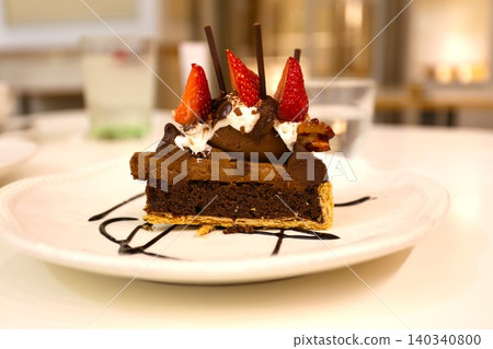Strawberry and raw chocolate tart Strawberry and raw chocolate tart 140340800