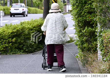 日本橫濱市的城市景觀:一位老婦人購物歸來,她的四輪購物車裡裝著包括蔬菜在內的各種商品…(橫濱市) 日本橫濱市的城市景觀:一位老婦人購物歸來,她的四輪購物車裡裝著包括蔬菜在內的各種商品…(橫濱市) 140341184