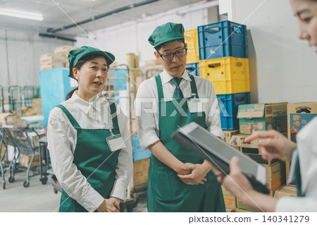 backyard, salesperson, shop assistant 140341279
