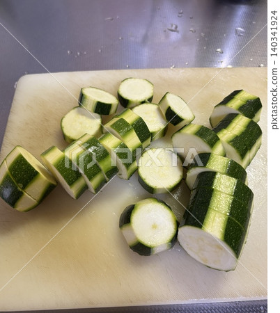 用西葫蘆烹飪 用西葫蘆烹飪 140341924