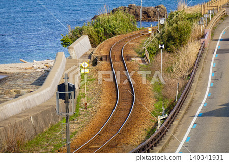 冰見線鐵路的軌道沿著富山灣延伸。 冰見線鐵路的軌道沿著富山灣延伸。 140341931