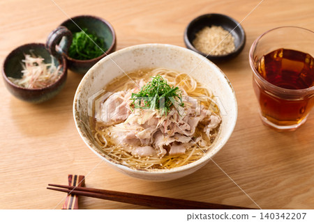 清爽的豬肉涮涮鍋素麵 清爽的豬肉涮涮鍋素麵 140342207