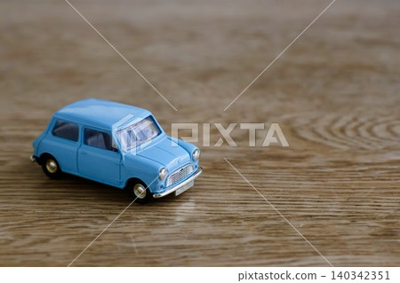 經典的淺藍色迷你車 140342351