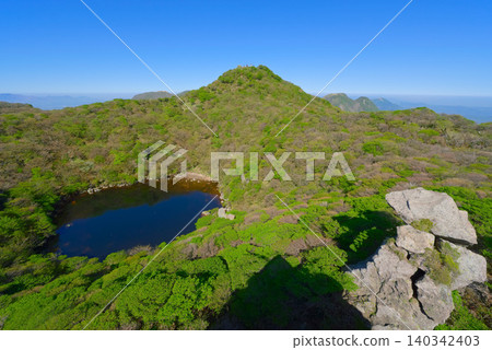 從東面可以看到大分縣的九重山脈,以及三池湖和大船山。 從東面可以看到大分縣的九重山脈,以及三池湖和大船山。 140342403