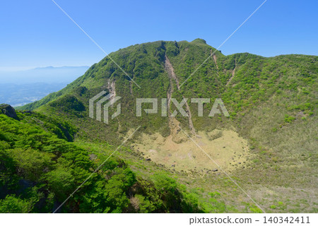 從北面可以看到大分縣的九重山脈,包括米久保火山口和大船山。 從北面可以看到大分縣的九重山脈,包括米久保火山口和大船山。 140342411