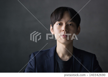 一名二十多歲的男子,表情嚴肅,直視鏡頭。 一名二十多歲的男子,表情嚴肅,直視鏡頭。 140342690