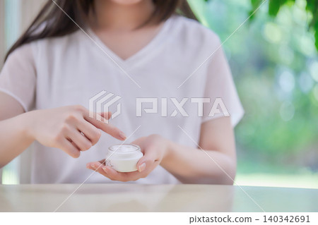 Skin care for women in their 20s Skin care for women in their 20s 140342691