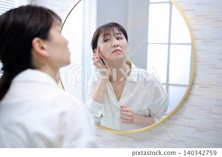 照鏡子擔心的老婦人 照鏡子擔心的老婦人 140342759