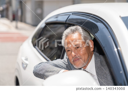 老年男性、商業、汽車 老年男性、商業、汽車 140343008