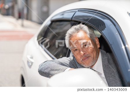 老年男性、商業、汽車 140343009