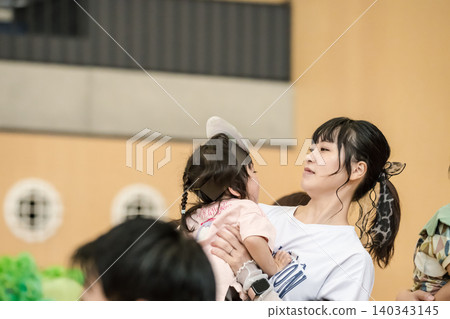 [Nursery school sports day: Mom and I cry during the performance] 140343145