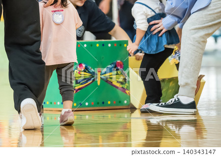 [Nursery school sports day obstacle course] 140343147