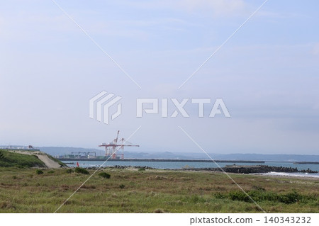 港口起重機和海岸風光 港口起重機和海岸風光 140343232