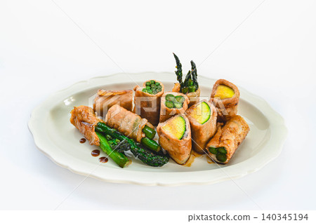 蘆筍和櫛瓜裹上肉餡,用糖和醬油翻炒。 蘆筍和櫛瓜裹上肉餡,用糖和醬油翻炒。 140345194