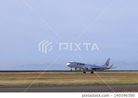 一架飛機在早晨的陽光下起飛 一架飛機在早晨的陽光下起飛 140346300