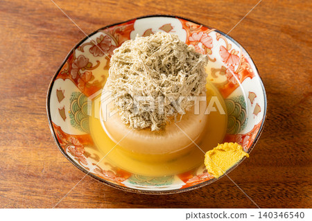 關東煮白蘿蔔:關東煮的經典食材,已吸收了湯汁。 關東煮白蘿蔔:關東煮的經典食材,已吸收了湯汁。 140346540