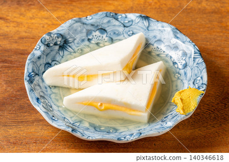 關東煮半片:一種經典的關東煮食材,口感蓬鬆柔軟。 關東煮半片:一種經典的關東煮食材,口感蓬鬆柔軟。 140346618