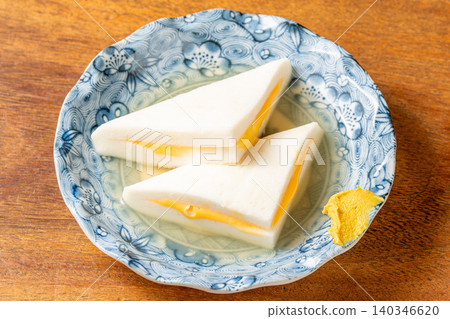 關東煮半片：一種經典的關東煮食材，口感蓬鬆柔軟。 140346620