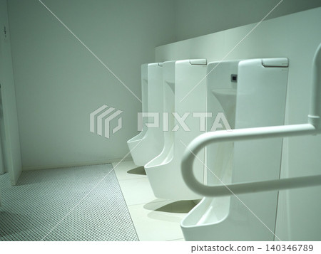 The state of men's restrooms in public facilities in Japan The state of men's restrooms in public facilities in Japan 140346789